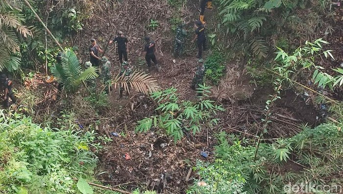 Masyarakat, TNI-Polri dan pemerintah bahu membahu gotong royong membersihkan aliran irigasi.