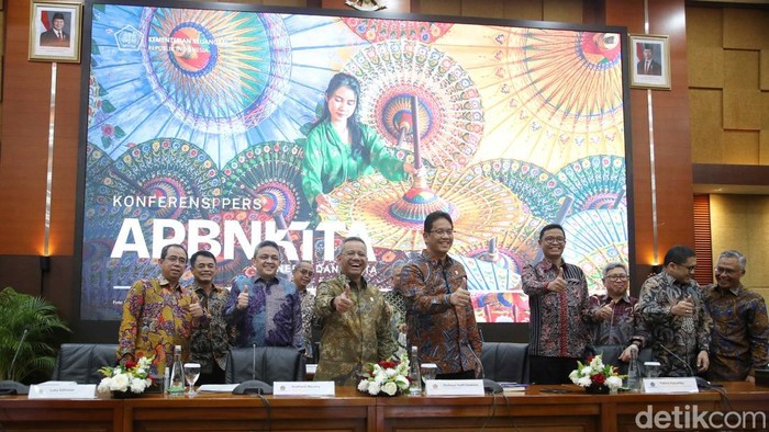 Menkeu Purbaya Beberkan Defisit APBN Capai Rp321,6 T Menteri Keuangan Purbaya Yudhi Sadewa melakukan konferensi pers APBN Kita di Kantor Kementerian Keuangan, Jakarta, Selasa (14/10/2025). Dalam agenda ini Purbaya bersama jajarannya kompak mengenakan batik.