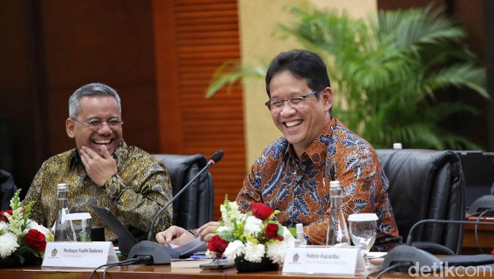Menteri Keuangan Purbaya Yudhi Sadewa melakukan konferensi pers APBN Kita di Kantor Kementerian Keuangan, Jakarta, Selasa (14/10/2025). Dalam agenda ini Purbaya bersama jajarannya kompak mengenakan batik.