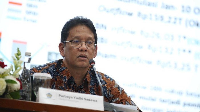 Menteri Keuangan Purbaya Yudhi Sadewa melakukan konferensi pers APBN Kita di Kantor Kementerian Keuangan, Jakarta, Selasa (14/10/2025). Dalam agenda ini Purbaya bersama jajarannya kompak mengenakan batik.