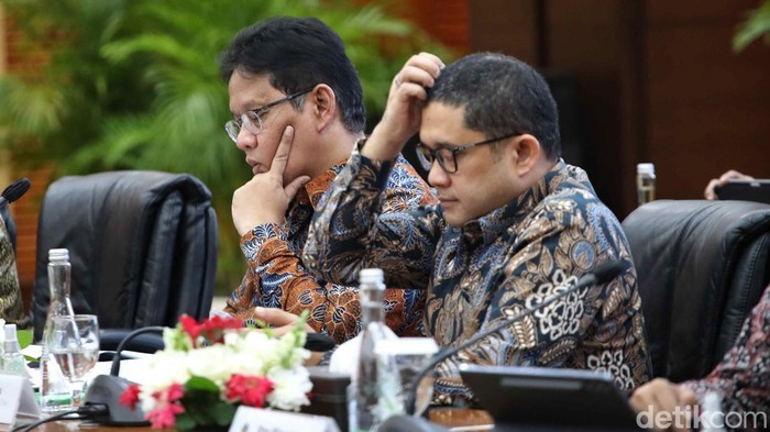 Menteri Keuangan Purbaya Yudhi Sadewa melakukan konferensi pers APBN Kita di Kantor Kementerian Keuangan, Jakarta, Selasa (14/10/2025). Dalam agenda ini Purbaya bersama jajarannya kompak mengenakan batik.