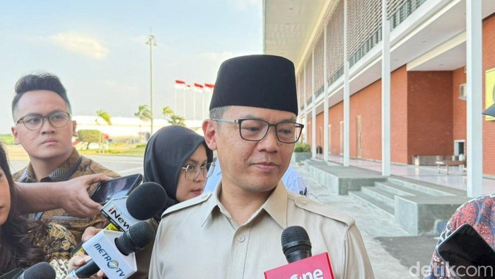 Menlu RI Sugiono usai mendampingi Prabowo menghadiri KTT Perdamaian Gaza di Mesir setibanya di Lanud Halim Perdanakusuma, Jakarta, Selasa (14/10/2025).