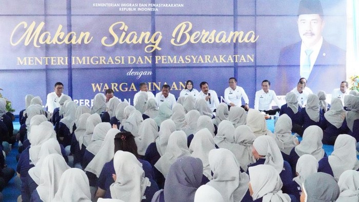 Menteri Imipas Agus Andrianto makan bersama 516 warga binaan di Lembaga Pemasyarakatan Perempuan (LPP) Kelas IIA Palembang, Senin (13/10/2025).