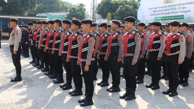 Menteri Lingkungan Hidup/Kepala Badan Pengendalian Lingkungan Hidup (KLH/BPLH) Hanif Faisol Nurofiq, selaku Ketua Harian Satuan Tugas (Satgas) Penanganan Radiasi Radionuklida Cs-137 memimpin apel kesiapsiagaan di Mako Polsek Cikande, Kabupaten Serang, Senin (13/10/2025). (Dok. KLH/BPLH)