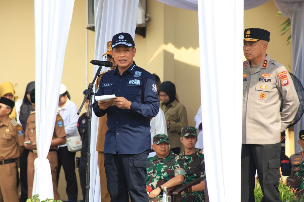 Menteri Lingkungan Hidup/Kepala Badan Pengendalian Lingkungan Hidup (KLH/BPLH) Hanif Faisol Nurofiq, selaku Ketua Harian Satuan Tugas (Satgas) Penanganan Radiasi Radionuklida Cs-137 memimpin apel kesiapsiagaan di Mako Polsek Cikande, Kabupaten Serang, Senin (13/10/2025). (Dok. KLH/BPLH)