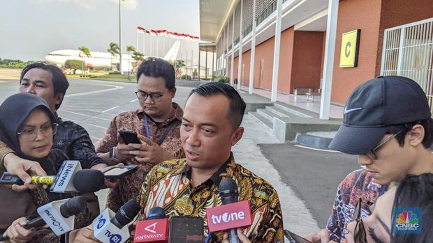 Menteri Sekretaris Negara Prasetyo Hadi memberikan keterangan kepada wartawan di Pangkalan TNI AU Halim Perdanakusuma, Jakarta Timur, Selasa (14/10/2025). (CNBC Indonesia/Emir Yanwardhana)