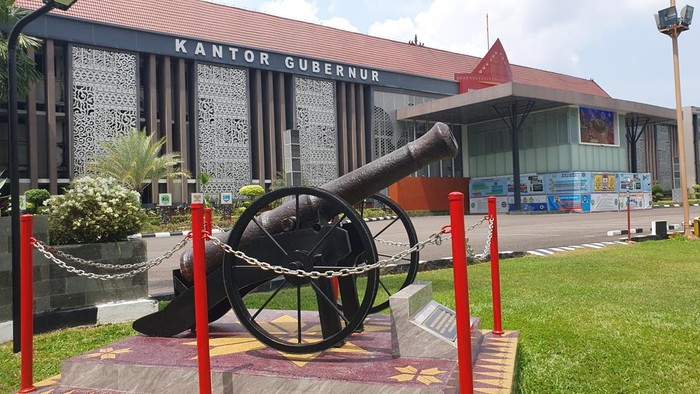 Meriam diperkirakan dari abad 17-19 dipajang di area Kantor Gubernur Sumsel.