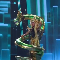 Kostum nasional wakil Indonesia hadir dalam dominasi warna emerald green dan gold, menciptakan aura mewah sekaligus mistis khas penguasa laut. Siluetnya menyerupai gaun mermaid dengan detail sculptural di bagian pinggang hingga ekor. Foto: Instagram/@vinanggisitorus