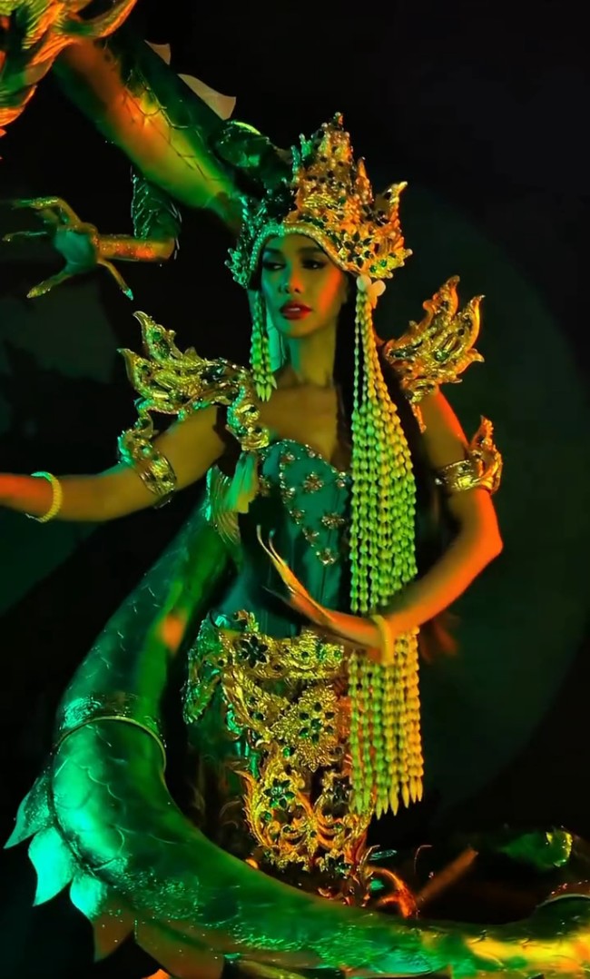 Ornamen tubuh naga yang melilit dari kaki hingga ke bahu Vina tampak hidup dengan tekstur sisik metalik dan detail anatomi yang realistis, dilengkapi kepala naga yang menjulang di belakangnya. Foto: Instagram/@vinanggisitorus