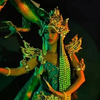 Ornamen tubuh naga yang melilit dari kaki hingga ke bahu Vina tampak hidup dengan tekstur sisik metalik dan detail anatomi yang realistis, dilengkapi kepala naga yang menjulang di belakangnya. Foto: Instagram/@vinanggisitorus