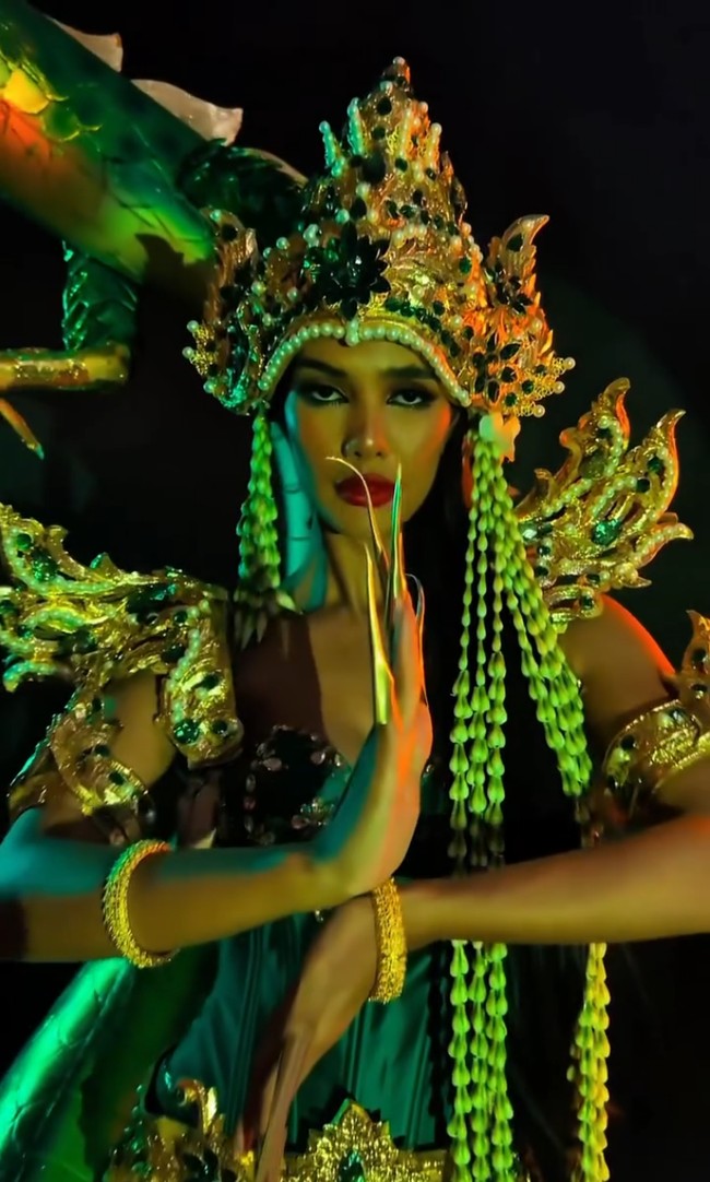 Terinspirasi dari sosok mistis Nyi Roro Kidul—Ratu Pantai Selatan, penampilannya memadukan unsur mitologi Nusantara dengan sentuhan couture yang dramatis dan berani. Foto: Instagram/@vinanggisitorus