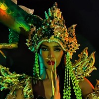 Terinspirasi dari sosok mistis Nyi Roro Kidul—Ratu Pantai Selatan, penampilannya memadukan unsur mitologi Nusantara dengan sentuhan couture yang dramatis dan berani. Foto: Instagram/@vinanggisitorus