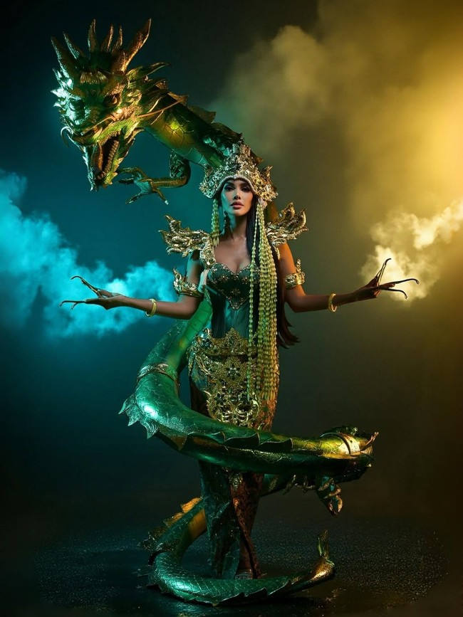 Lulusan President University jurusan Manajemen ini membawa aura magis saat mengenakan kostum nasional bertema Nyi Roro Kidul. Ia mengenakan kostum karya desainer Welly Winald yang hadir dalam dominasi warna emerald green dan gold, menciptakan aura mewah sekaligus mistis khas penguasa laut. Foto: Instagram/@vinanggisitorus