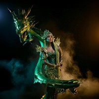 Setiap bagian kostum menampilkan kerajinan tingkat tinggi — mulai dari embellishment berkilau yang menyerupai sisik ikan, hingga struktur armor berwarna emas di bahu dan pinggang yang menambah kesan powerful. Ada perpaduan antara kelembutan laut dan kekuatan naga, menciptakan visual yang memadukan feminin dan fierce dalam satu tampilan. Foto: Instagram/@vinanggisitorus