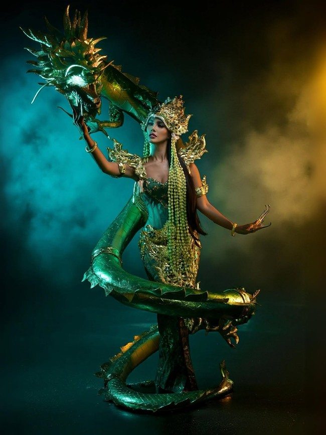 Makeup-nya berfokus pada tatapan tajam dan sultry eyes, dengan riasan mata smokey dan sentuhan shimmer di kelopak yang memantulkan cahaya. Rambut hitam panjangnya dibiarkan terurai, seperti legenda mitos Ratu Pantai Selatan. Foto: Instagram/@vinanggisitorus