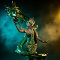 Makeup-nya berfokus pada tatapan tajam dan sultry eyes, dengan riasan mata smokey dan sentuhan shimmer di kelopak yang memantulkan cahaya. Rambut hitam panjangnya dibiarkan terurai, seperti legenda mitos Ratu Pantai Selatan. Foto: Instagram/@vinanggisitorus