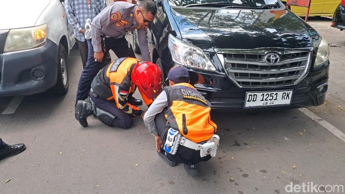 Mobil parkir sembarangan di Jalan Ahmad Yani Makassar digembok petugas gabungan.