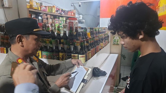 Momen Warung Jamu di Depok Digerebek