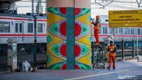 Petugas Penanganan Prasarana dan Sarana Umum (PPSU) membuat mural motif batik khas Betawi di kolong flyover Pondok Kopi, Jakarta, Senin (13/10/2025).