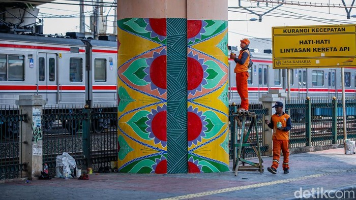 Mural Batik Betawi Hiasi Kolong Flyover Pondok Kopi Petugas Penanganan Prasarana dan Sarana Umum (PPSU) membuat mural motif batik khas Betawi di kolong flyover Pondok Kopi, Jakarta, Senin (13/10/2025).