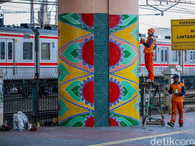 Mural Batik Betawi Hiasi Kolong Flyover Pondok Kopi