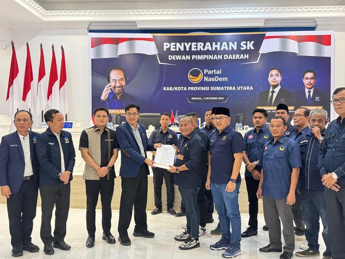 Penyerahan SK DPD NasDem Tapteng