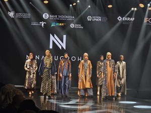Nina Nugroho RIlis Busana Kerja Motif Batik Lung-lungan di In2Motion Fest