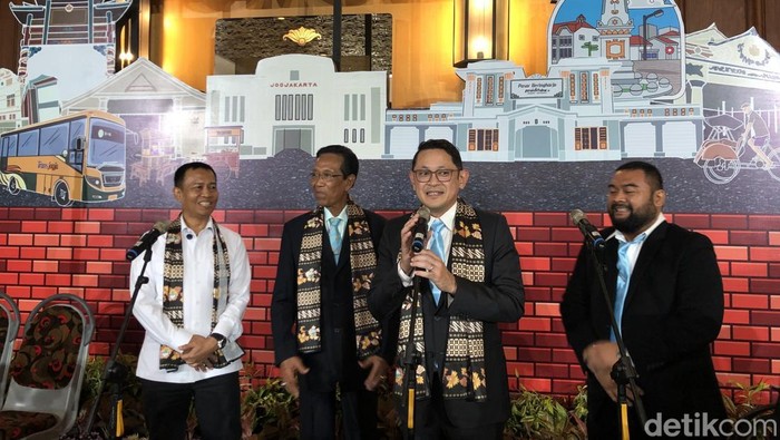 Ketua Umum DPP Organda, Adrianto Djokosoetono (kedua dari kanan) usai pembukaan Musyawarah Kerja Nasional (Mukernas) IV Organda di Jogja, Selasa (14/10/2025).