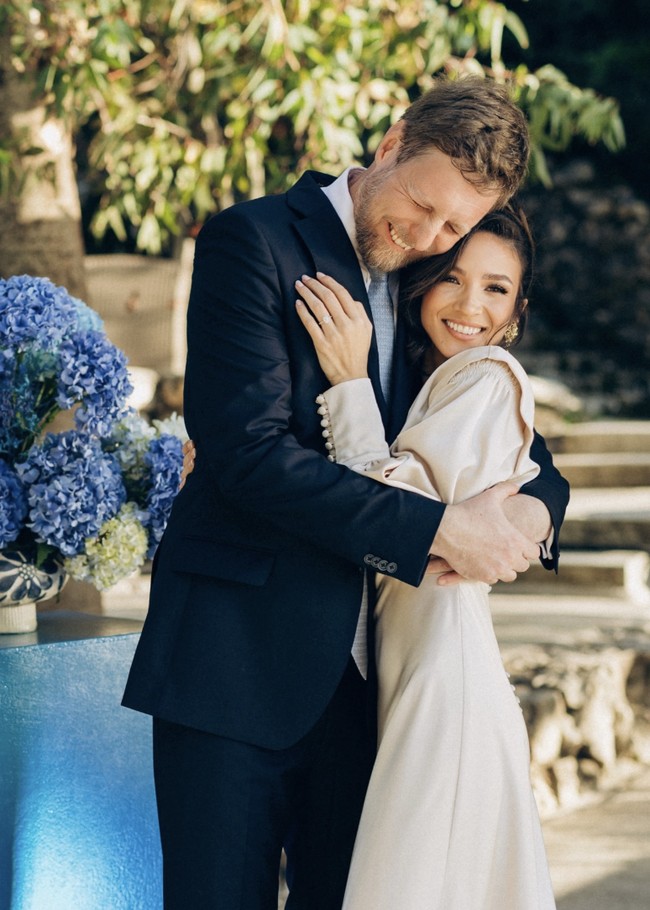 Dalam foto-foto yang dirilis, Blerta tampil anggun mengenakan gaun panjang berwarna sampanye, sementara sang pangeran mengenakan setelan jas formal.  Foto: dok. Instagram @princeleka