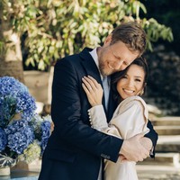 Dalam foto-foto yang dirilis, Blerta tampil anggun mengenakan gaun panjang berwarna sampanye, sementara sang pangeran mengenakan setelan jas formal.  Foto: dok. Instagram @princeleka