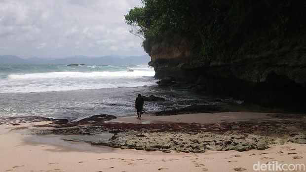 Pantai Jung Pakis Tulungagung