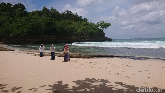 Pantai Jung Pakis Tulungagung