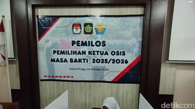 Para siswa menggunakan hak pilihnya lewat e-Pemilos di SMP N 1 Pengasih, Kulon Progo, Selasa (14/10/2025).