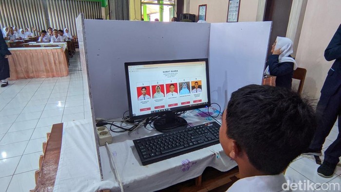 Para siswa menggunakan hak pilihnya lewat e-Pemilos di SMP N 1 Pengasih, Kulon Progo, Selasa (14/10/2025).