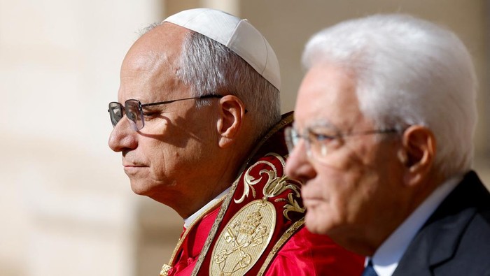 Paus Leo XIV Kunjungi Istana Quirinale, Disambut Hangat Presiden Mattarella Suasana hangat terasa di Istana Quirinale, Roma, saat Presiden Italia Sergio Mattarella menerima kunjungan resmi Paus Leo XIV, Selasa (14/10). Pertemuan ini menjadi simbol eratnya hubungan antara Vatikan dan Pemerintah Italia, yang selama ini dikenal saling mendukung dalam berbagai isu kemanusiaan dan sosial. REUTERS/Remo Casilli
