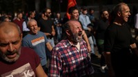 Para demonstran meneriakkan slogan-slogan menentang reformasi ketenagakerjaan yang dinilai dapat merugikan hak-hak buruh. REUTERS/Stelios Misinas