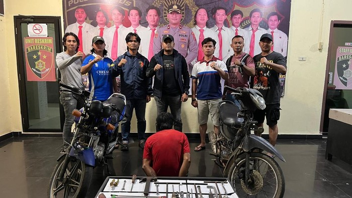Pelaku curat resahkan warga di Bangka Barat dan barang bukti yang berhasil diamankan polisi