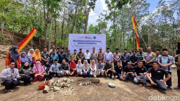 Peletakan batu pertama rumah inspirasi oleh PIC Operasional CT Arsa Foundation, Haerani Akbar di Guyangan Lor, Mertelu, Gedangsari, Gunungkidul, Selasa (14/10/2025).