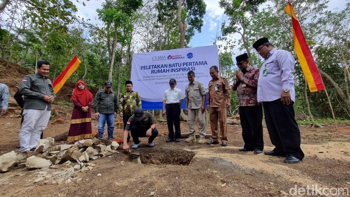Peletakan batu pertama rumah inspirasi oleh PIC Operasional CT Arsa Foundation, Haerani Akbar di Guyangan Lor, Mertelu, Gedangsari, Gunungkidul, Selasa (14/10/2025).