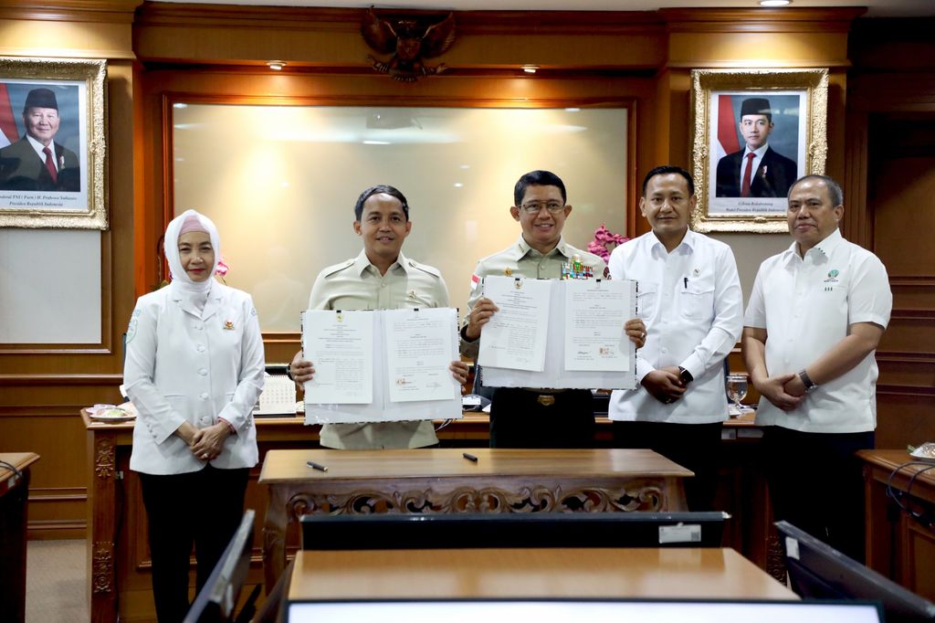 Penandatanganan Nota Kesepahaman Badan Nasional Penanggulangan Bencana (BNPB) dengan Kementerian Kehutanan di Gedung Manggala Wanabakti, lantai 4, Kementerian Kehutanan, pada Senin (13/10/2025). (Dok. BNPB)