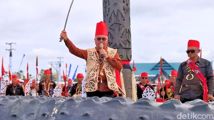 Penobatan Bupati Malinau sebagai pemimpin adat Dayak Lundayeh.