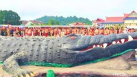 Janji tersebut diakhiri dengan gerakan simbolis menebas kepala patung buaya, sebagai tanda kesediaannya memimpin dan membangun wilayah menuju kehidupan yang lebih makmur dan sejahtera.