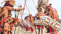 Barisan Pasukan 1.000. Pasukan perkasa ini tidak datang dengan tangan kosong. Mereka lengkap membawa peralatan perang seperti mandau, tombak, perisai, hingga sumpit.