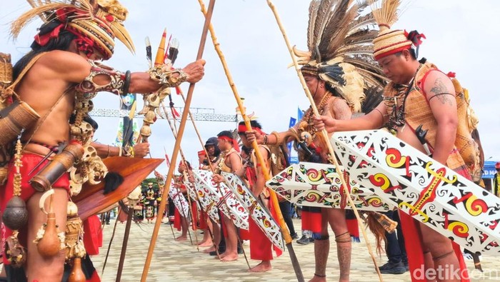 Penobatan Bupati Malinau Sebagai Radcha Bawang Penobatan Bupati Malinau Sebagai Radcha Bawang