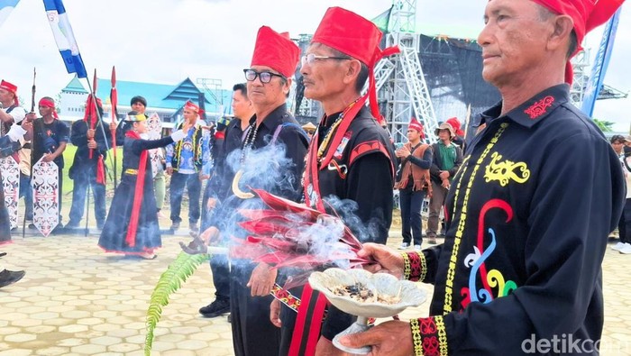 Penobatan Bupati Malinau Sebagai Radcha Bawang Penobatan Bupati Malinau Sebagai Radcha Bawang
