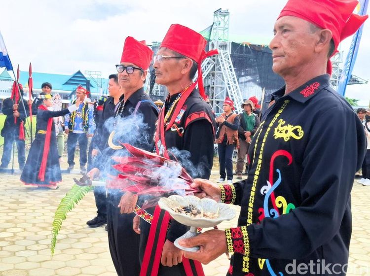 Sederet Potret Penobatan Bupati Malinau Sebagai Radcha Bawang