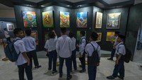 Sejumlah siswa SMP mengamati karya kaligrafi di Pameran Internasional Kaligrafi Islam di Museum dan Taman Budaya Sultra, Kendari, Senin (13/10/2025). Foto: ANTARA FOTO/Andry Denisah