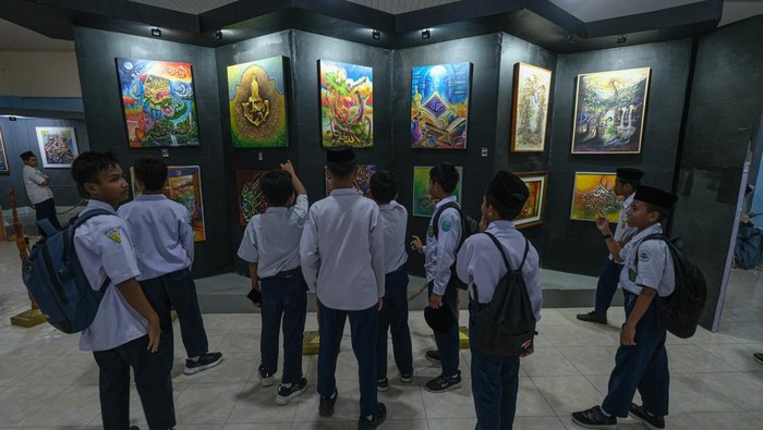 Pesona Kaligrafi Islam Dunia Hadir di Kendari Pengunjung melintas pada area pameran internasional kaligrafi islam di Gedung UPTD Museum dan Taman Budaya Sultra, Kendari, Sulawesi Tenggara, Senin (13/10/2025). Pameran yang diinisiasi oleh Jakarta Islamic Centre (JIC) tersebut menampilkan 200 karya kaligrafi dari 50 negara sebagai rangkaian kegiatan Seleksi Tilawatil Quran dan Hadis (STQH) Nasional ke-28 tahun 2025. ANTARA FOTO/Andry Denisah/foc.