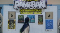 Pameran yang menampilkan 200 karya dari 50 negara ini diinisiasi oleh Jakarta Islamic Centre (JIC) sebagai rangkaian STQH Nasional ke-28 tahun 2025. Foto: ANTARA FOTO/Andry Denisah