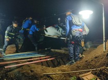 Malam Haru Saat Warga Bahu Membahu Makamkan Jenazah 200 Kg